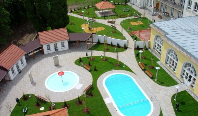 Venkovní bazén pro Sanatorium Edel ve Zlatých Horách dodal Centroprojekt, divize Aquaparky, bazény a bazénové technologie
