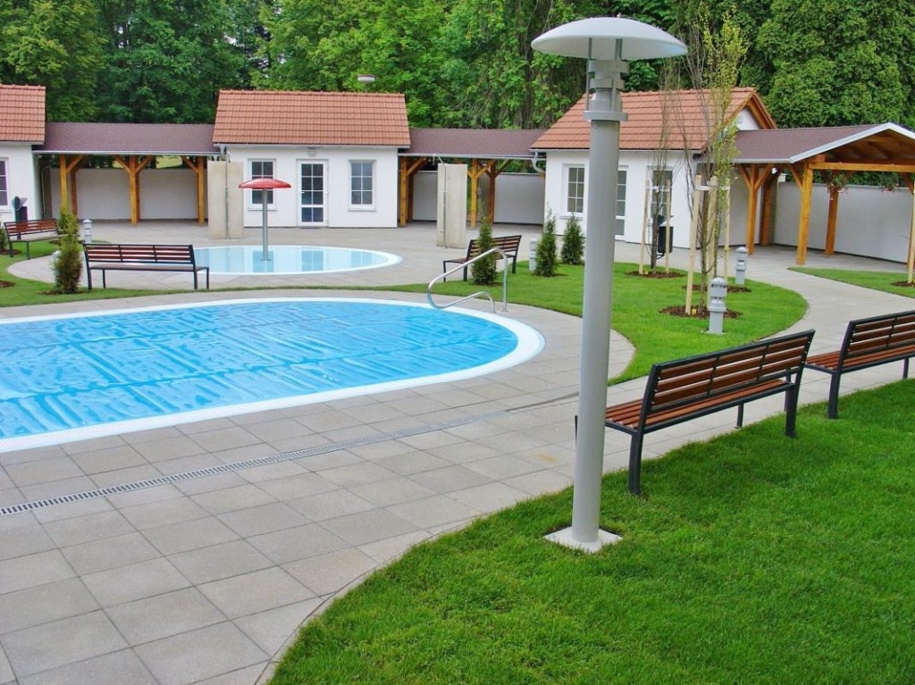 Venkovní bazén pro Sanatorium Edel ve Zlatých Horách dodal Centroprojekt, divize Aquaparky, bazény a bazénové technologie