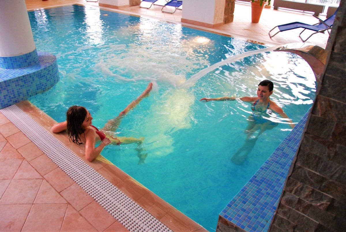 Hotelový bazén pro hotel Lanterna ve Velkých Karlovicích