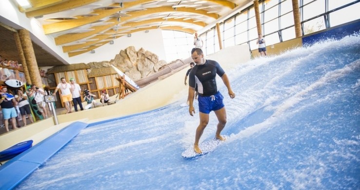 Surfový bazén v Tatralandii láká první surfaře