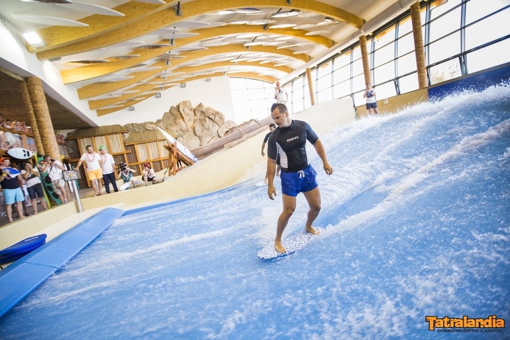 Surfový bazén v Tatralandii láká první surfaře